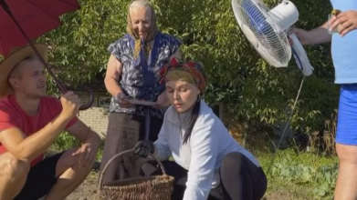 «Справжня господиня»: популярна блогерка з Луцька похизувалася, як у селі картоплю збирала