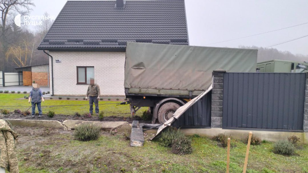 Смертельна аварія у Луцькому районі: водій вантажівки загинув, пасажир - у лікарні