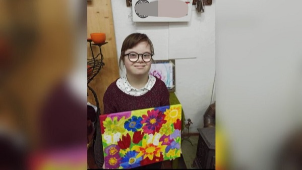 16-річна художниця з синдромом Дауна із Луцька малює картини та допомагає ЗСУ