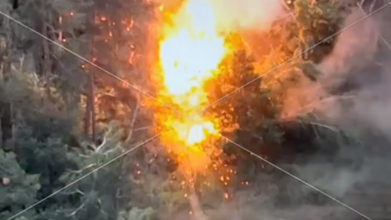 Волинські військові на сході спалили російський танк. Відео