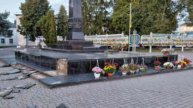 Знищили клумби, позривали квіти з дошки пам’яті полеглим захисникам: на Волині невідомі пошкодили пам'ятку