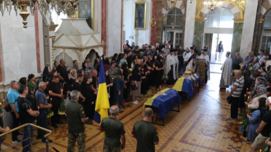 Загинули понад рік тому у Курській області: у Луцьку відбулося прощання з Героями Леонідом Матвійчуком та Олександром Єдинаком