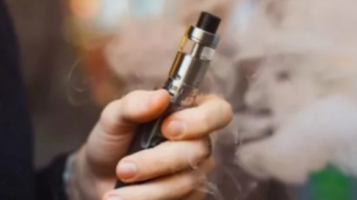 На Волині неповнолітній курив електронку на зупинці: як покарали матір хлопця