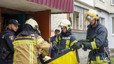 У Луцьку рятувальники врятували літню жінку із заблокованої квартири