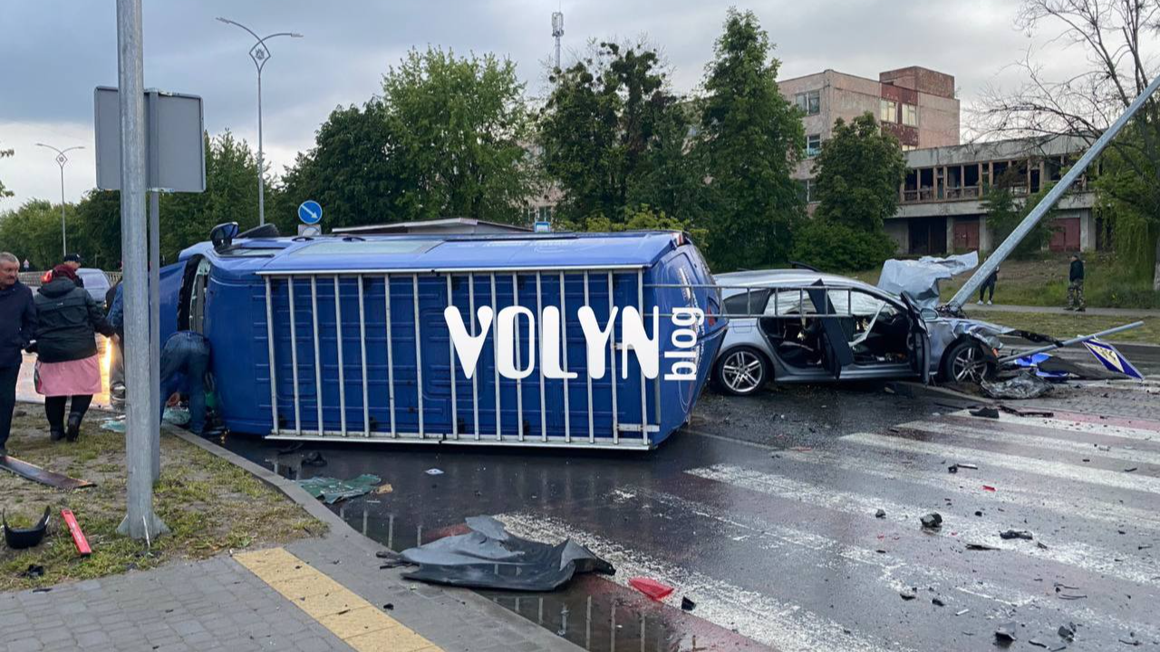 У місті на Волині зіткнулися «Ауді» й мікроавтобус: бус перекинувся, авто - розтрощене