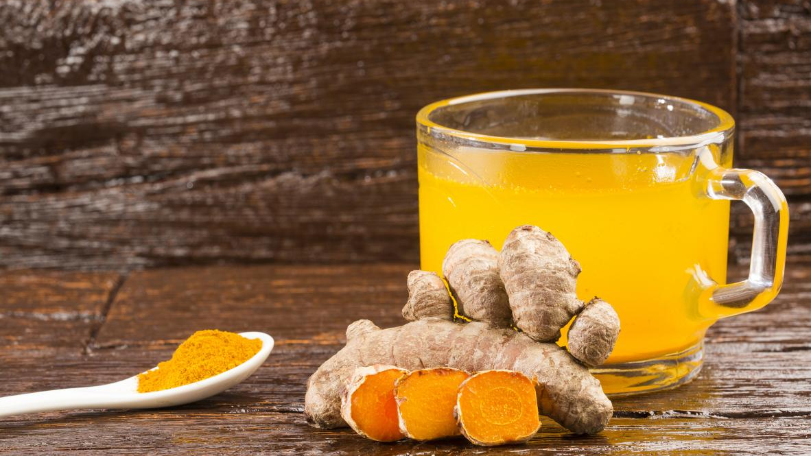 Тепла вода з куркумою зранку - чи справді вона така корисна