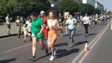 «Біжу за Азовсталь»: чотири сотні учасників взяли участь у флешмобі на підтримку полонених азовців