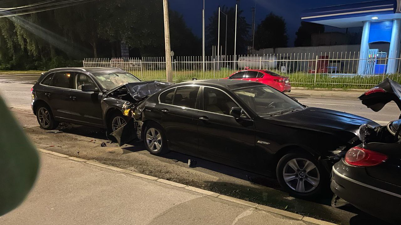 У Луцьку водій Audi протаранив кілька припаркованих автомобілів