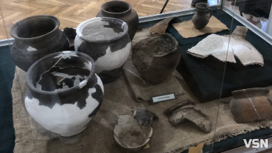 Княжий знак, ніж варяга та амулети: у місті на Волині відкрили виставку артефактів