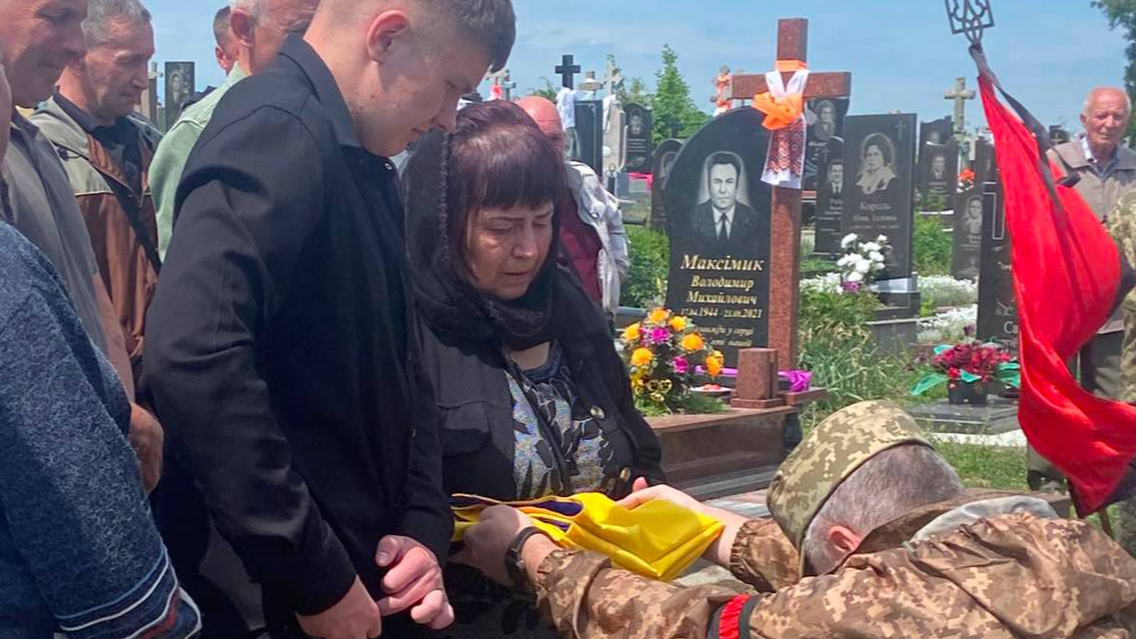 Довгі місяці невідомості та надії: на Волині в останню дорогу провели 41-річного Героя Юрія Пивоварчука