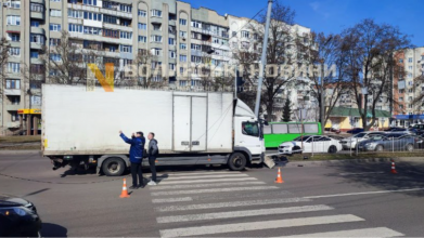 У Луцьку вантажівка в'їхала у стовп