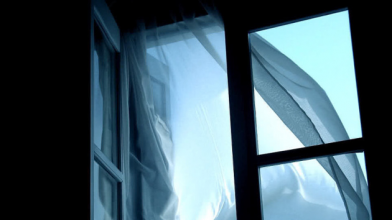 дівчина випала з вікна в Івано-Франківську