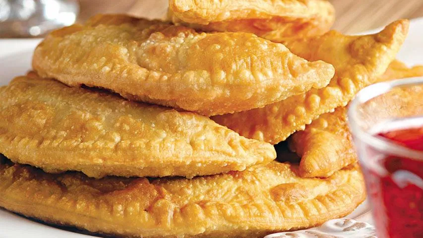 Як зробити тісто на чебуреки, щоб вони були хрусткими: рецепт, який виходить у всіх з першого разу