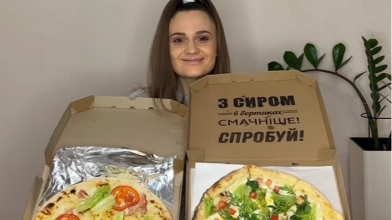 Лучанка влаштувала «битву» піц з двох популярних закладів міста. Відео 