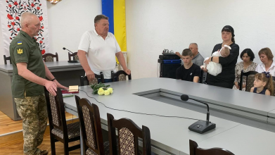 Не дожив до народження донечки: дружині і дітям Героя з Волині вручили його посмертну нагороду
