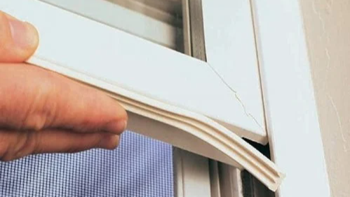 Як утеплити пластикові вікна взимку: прості способи, які збережуть тепло під час перебоїв з опаленням