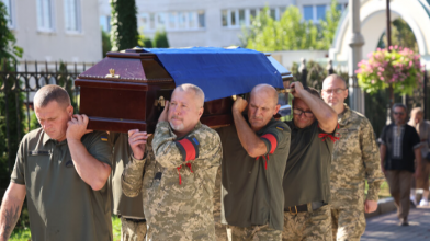 Загинув на фронті понад 10 місяців тому: у Луцьку попрощалися із загиблим Героєм Анатолієм Хабовцем