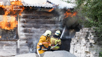 На Волині загорівся житловий будинок: пожежу гасили три відділення рятувальників