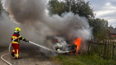 На Волині горів автомобіль: травмувався водій