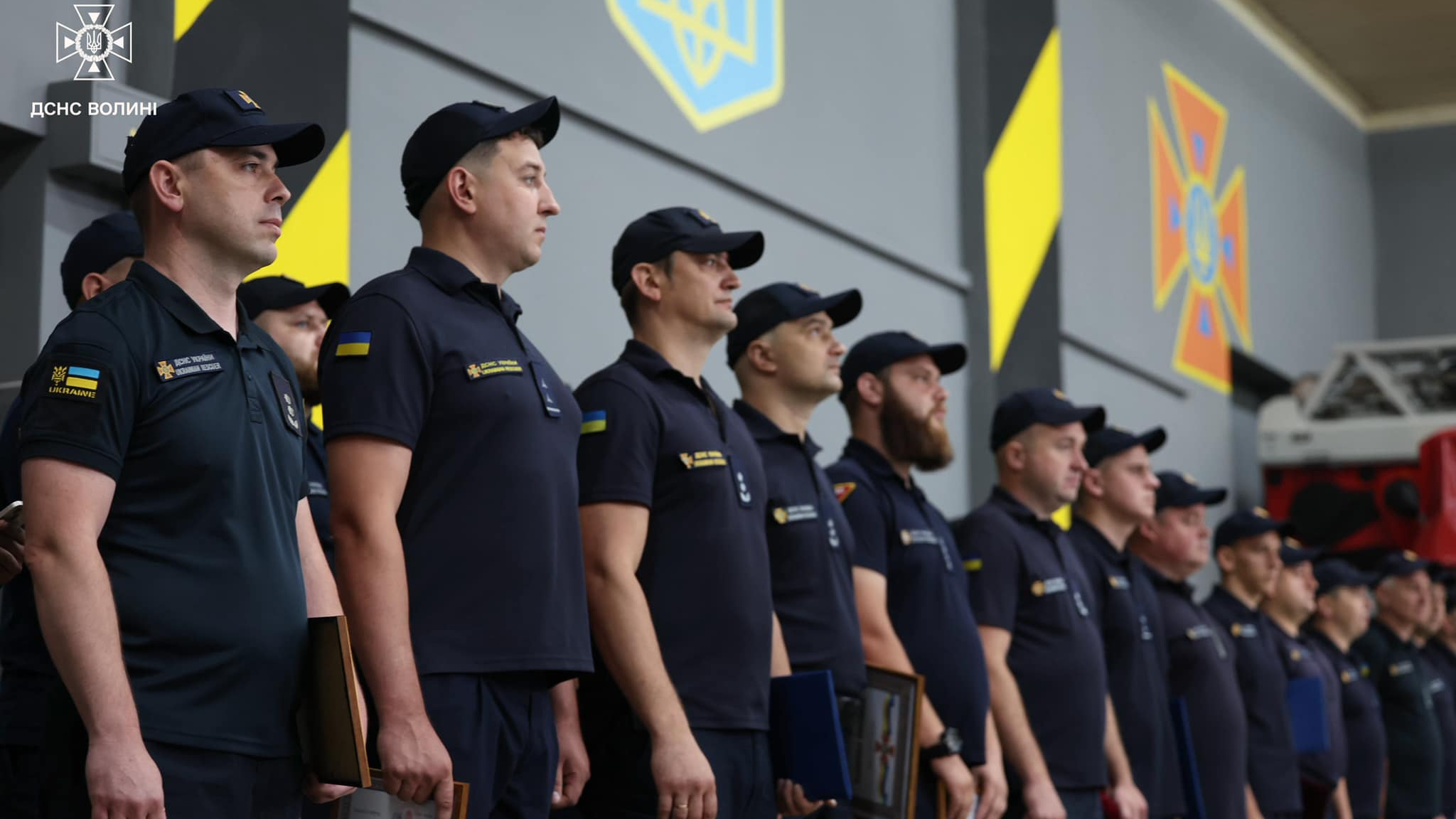 Волинських рятувальників нагородили за ліквідацію наслідків обстрілу Луцька