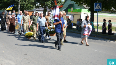 Пройшов крізь жахіття війни: волиняни провели в останню дорогу захисника України Степана Смаля