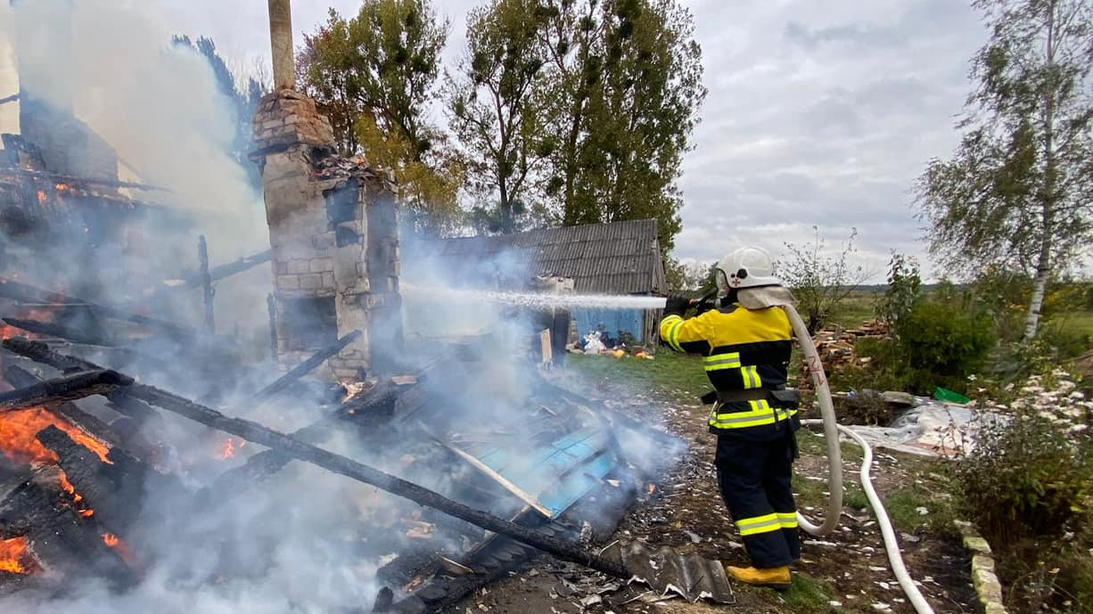 На Волині через недолік нагрівальної печі згорів будинок