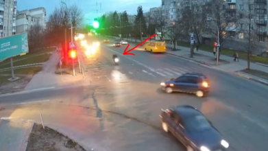 З’явилося відео ДТП у Луцьку, в якому постраждали водій і пасажир мотоцикла
