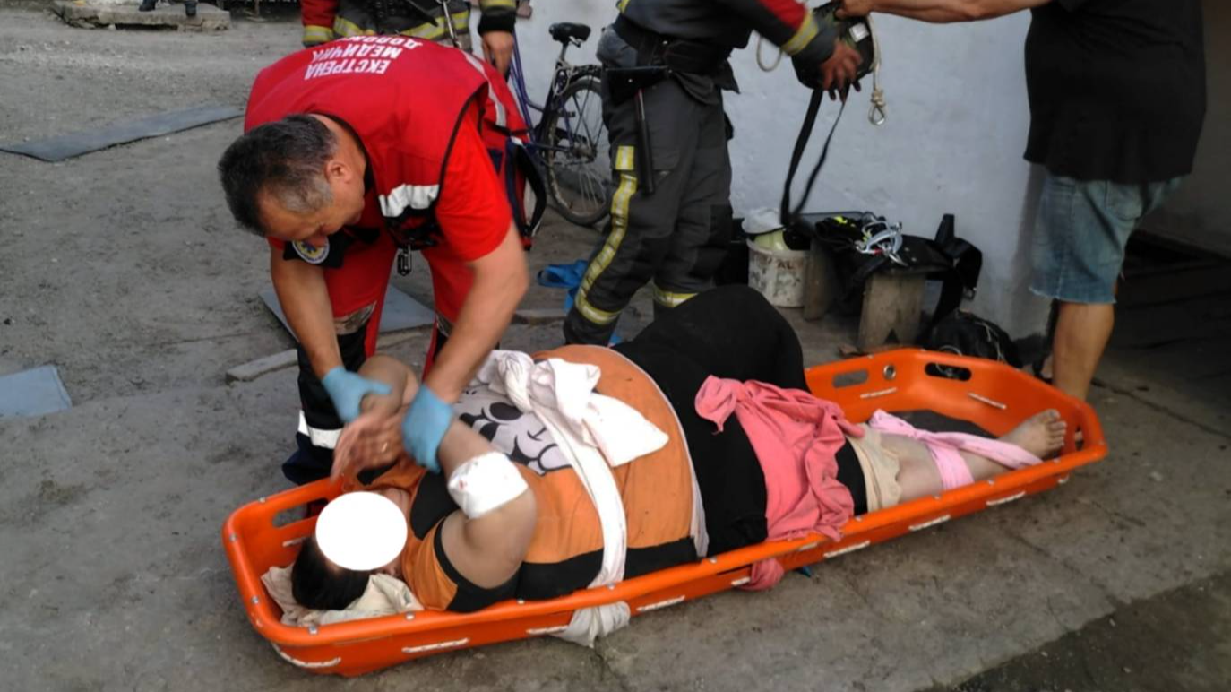 Упала в погріб і не могла піднятися: на Волині рятувальники визволяли травмовану жінку