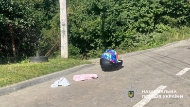 У Львові батько забув немовля у люльці на даху авто: дитина впала на дорогу та травмувалася