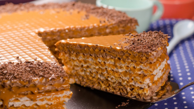 Найсмачніший вафельний торт за 10 хвилин: без духовки і мороки