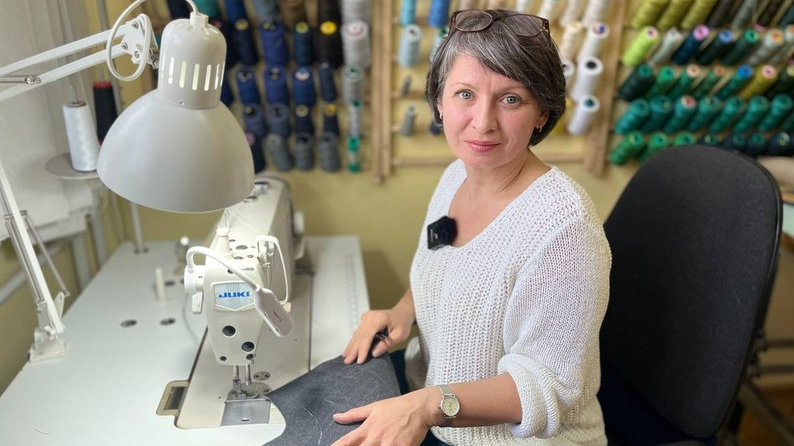 Кравчиня з Луцька створює сценічні костюми для акторів і співаків