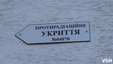 Поруч консервація, безхатьки і дзеркала деінде: як функціонують укриття навчальних закладів у Луцьку