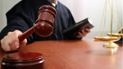 На Волині військовослужбовець протягнув поліцейського на капоті свого авто: як покарали водія