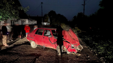 На Волині 20-річний водій напідпитку врізався в паркан: травмувався неповнолітній
