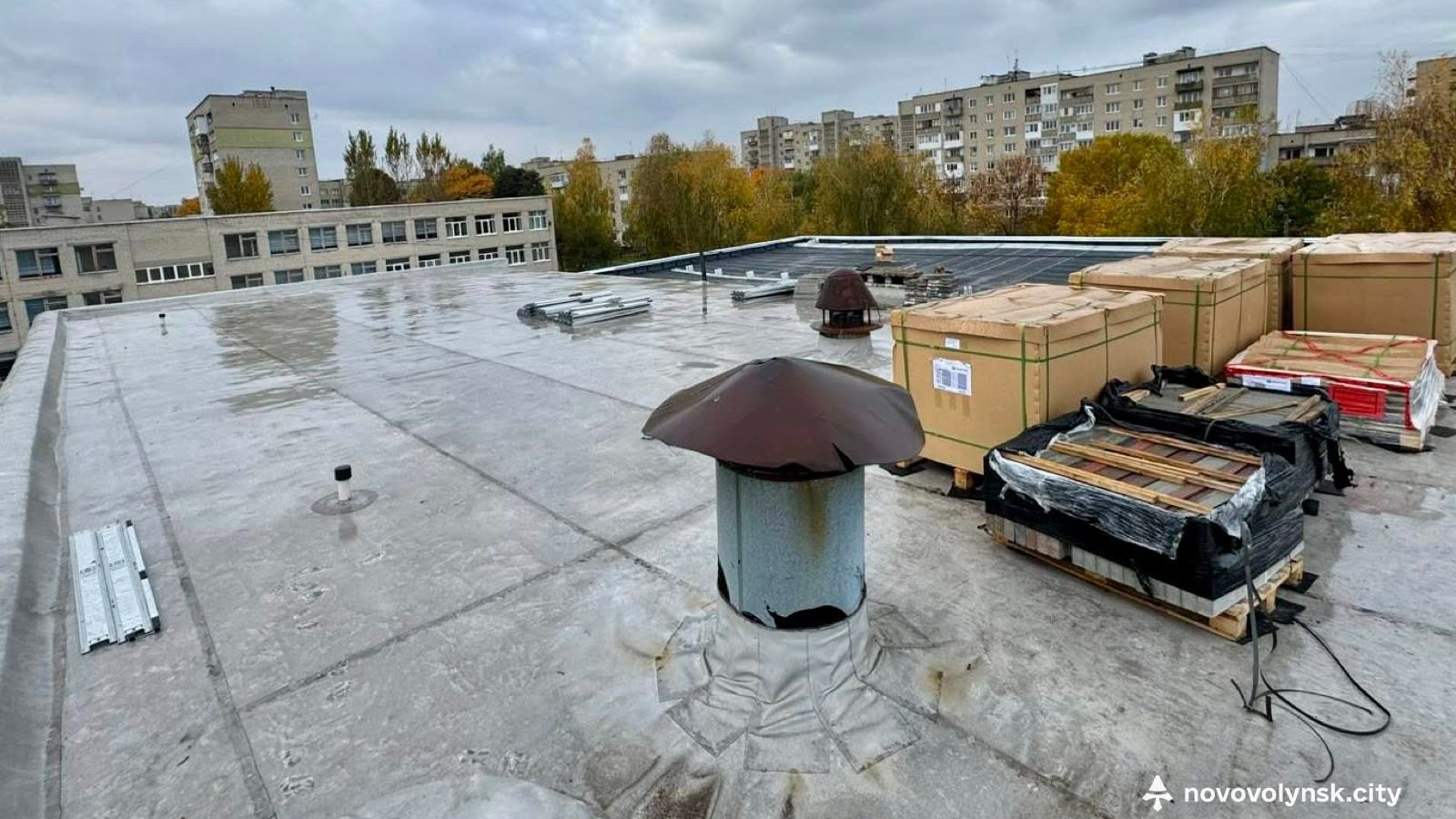 У Нововолинському ліцеї встановлюють сонячні панелі вартістю понад 121 тисяча євро