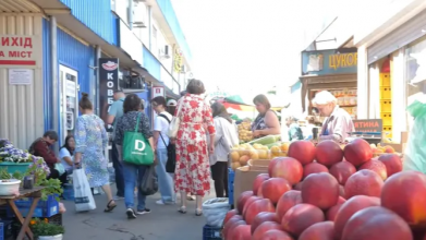 На ринках у Луцьку – величезні черги за продуктами: що купують