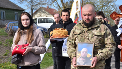 Коровай ділили на кладовищі: на Волині сотні людей прийшли попрощатися з Героєм Миколою Гацем