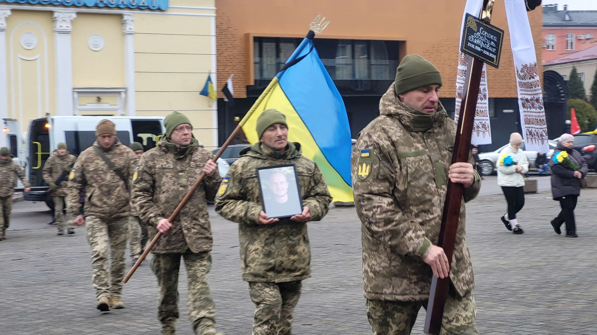 Незадовго до загибелі дізнався, що стане татом третьої доньки: на Волині попрощалися з Героєм Василем Сорокою