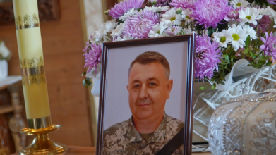 Маленька онучка ростиме, не пам'ятаючи дідуся: на Волині попрощались з Героєм Віктором Барщевським