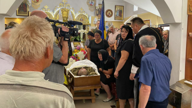 У Луцьку сотні людей прийшли на похорон військового Андрія Коробка, причину смерті якого з'ясовувала експертиза