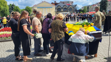 Надію родини змінила страшна звістка: на Волині попрощалися з Героєм Віктором Дорощуком, який довгий час вважався зниклим безвісти