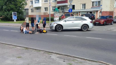 У місті на Волині Toyota зіткнулася зі скутером: водія двоколісного госпіталізували