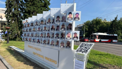 У центрі Луцька встановили фотостенд із понад 300 світлинами зниклих безвісти та полонених захисників