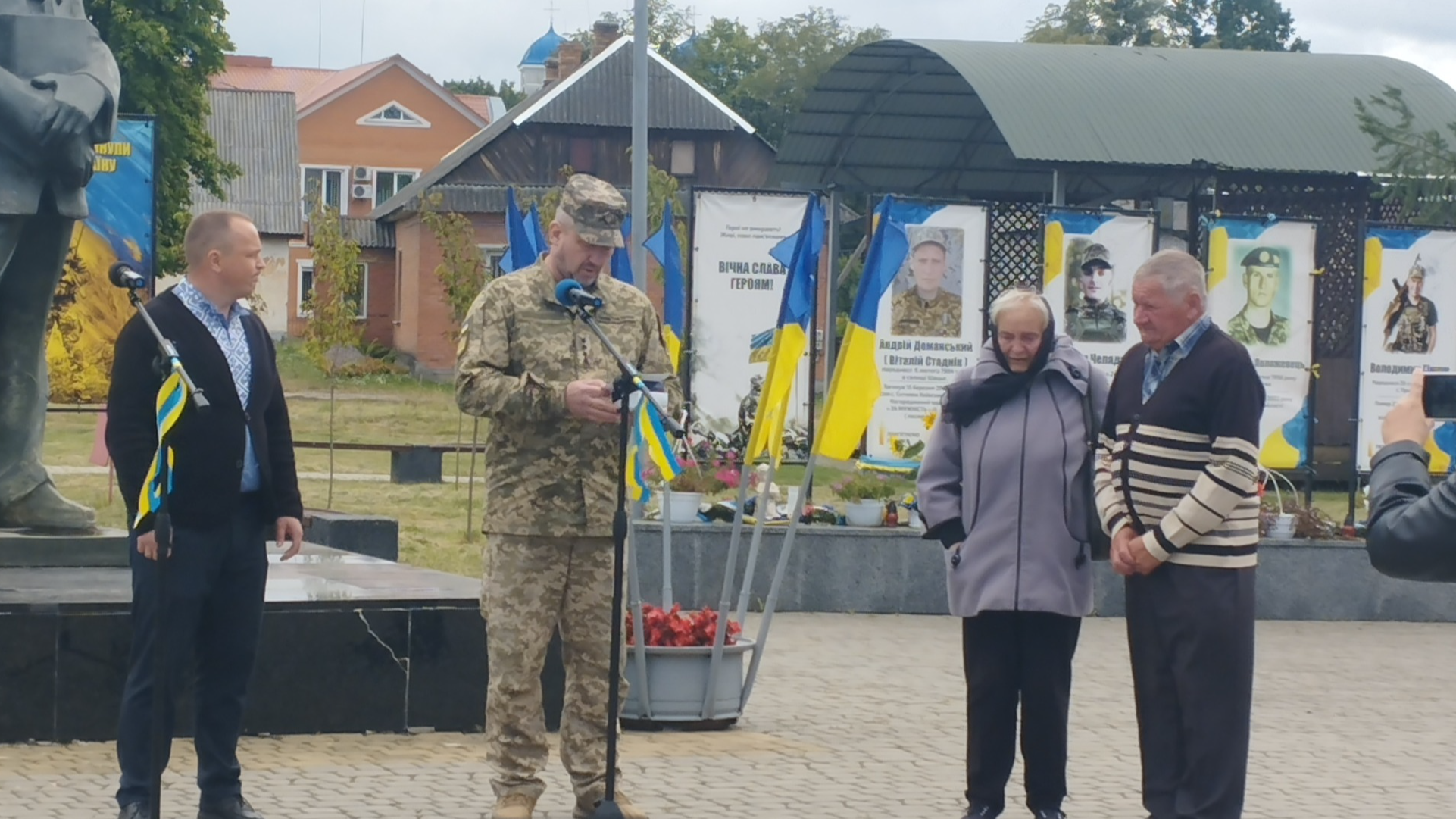 Закрив собою побратимів: батькам полеглого Героя з Волині вручили посмертну нагороду сина
