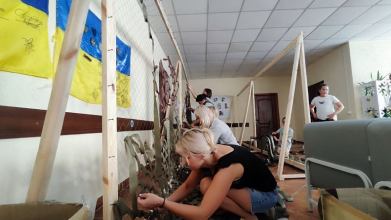 Волонтери з Волині плетуть маскувальні сітки для танкістів