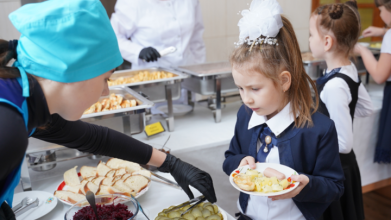 У Луцьку затвердили нові ціни за харчування учнів у школах: стало дорожче