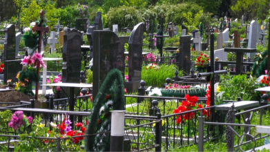 Що потрібно нести на кладовище в поминальні дні та які є заборони: поради волинського священника
