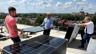 На даху ЦНАПу у Нововолинську встановлюють сонячні панелі