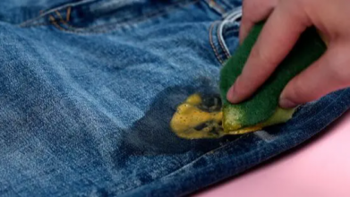 Як легко вивести плями з джинсів: народні та домашні методи, які дійсно працюють