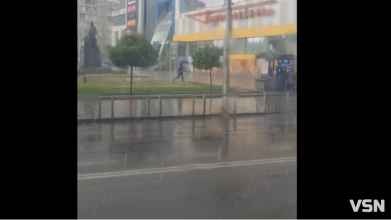 Частину Луцька засипало градом. Відео
